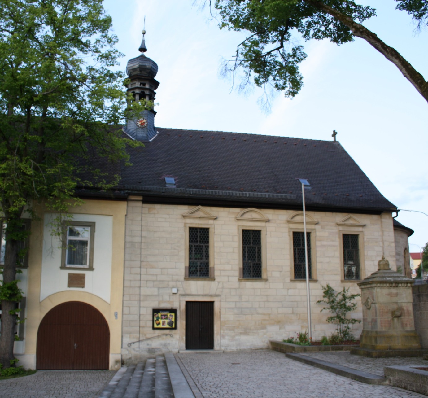 Aussenansicht Pfarrkirche Maria Himmelfahrt Dankenfeld