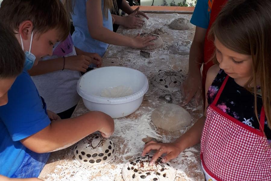 Brotbacken Erstkommunionkinder