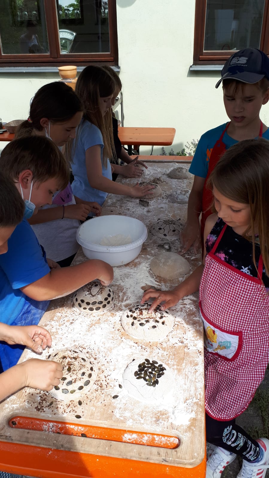 Brotbacken Erstkommunionkinder