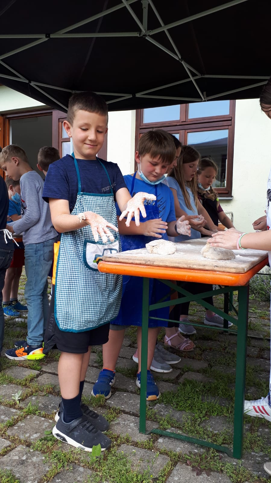 Brotbacken Erstkommunionkinder