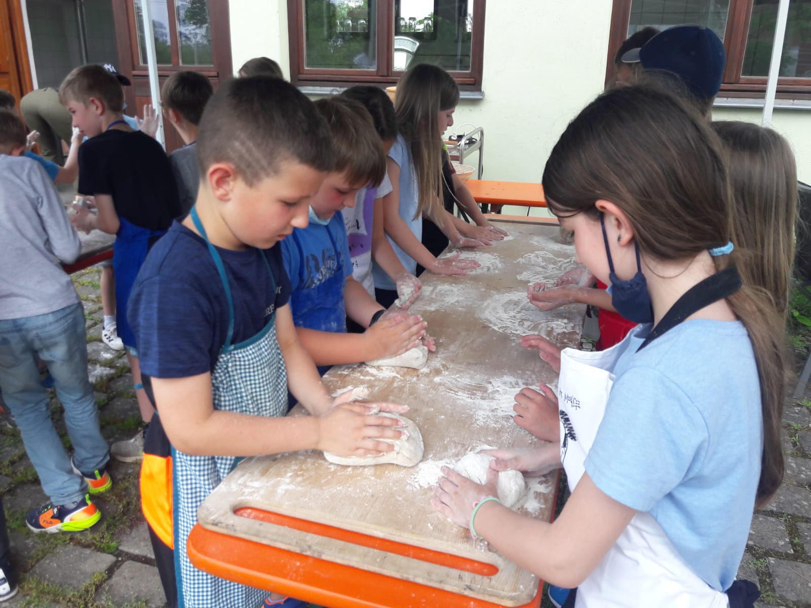 Brotbacken Kommunionkinder