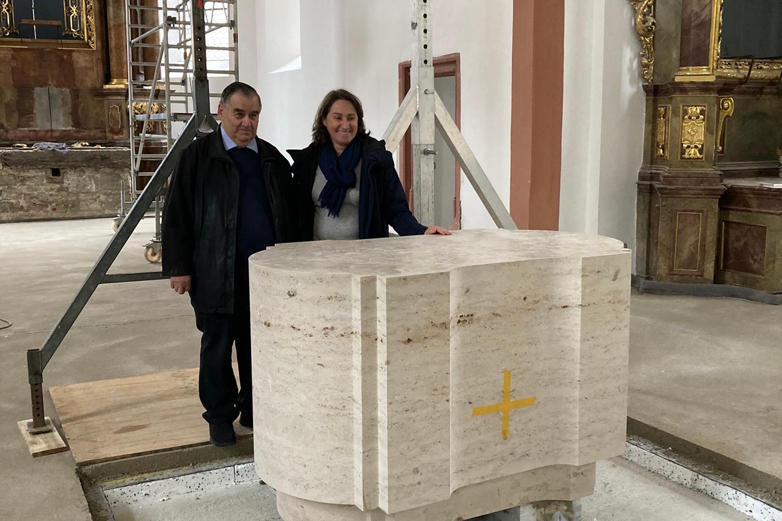Pfarrer Friedmann mit Künstlerin Frau Kristen
