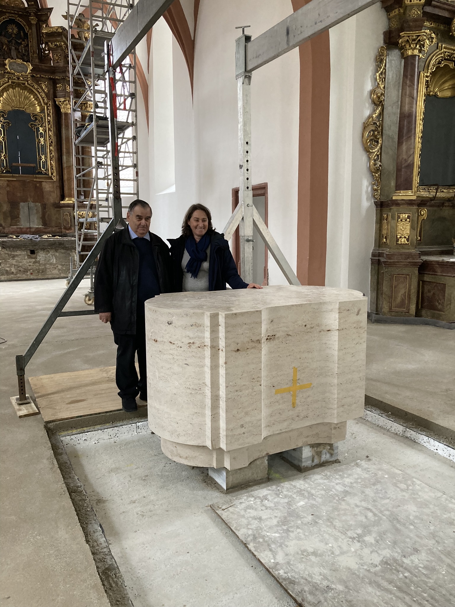 Pfarrer Friedmann mit Künstlerin Frau Kristen