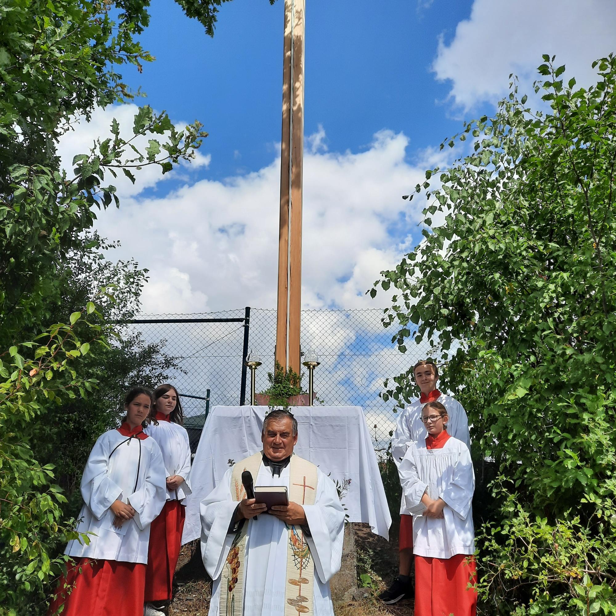 Pfarrer Bernhard Friedmann segnet das neue Goldbergkreuz
